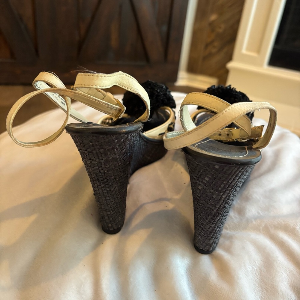❗️FINAL❗️Kate Spade Cream and Black Pom Pom Ankle Strap Wedges 9 - Picture 7 of 10